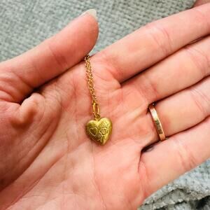 beautiful vintage gold tone heart shaped tiny locket pendant necklace